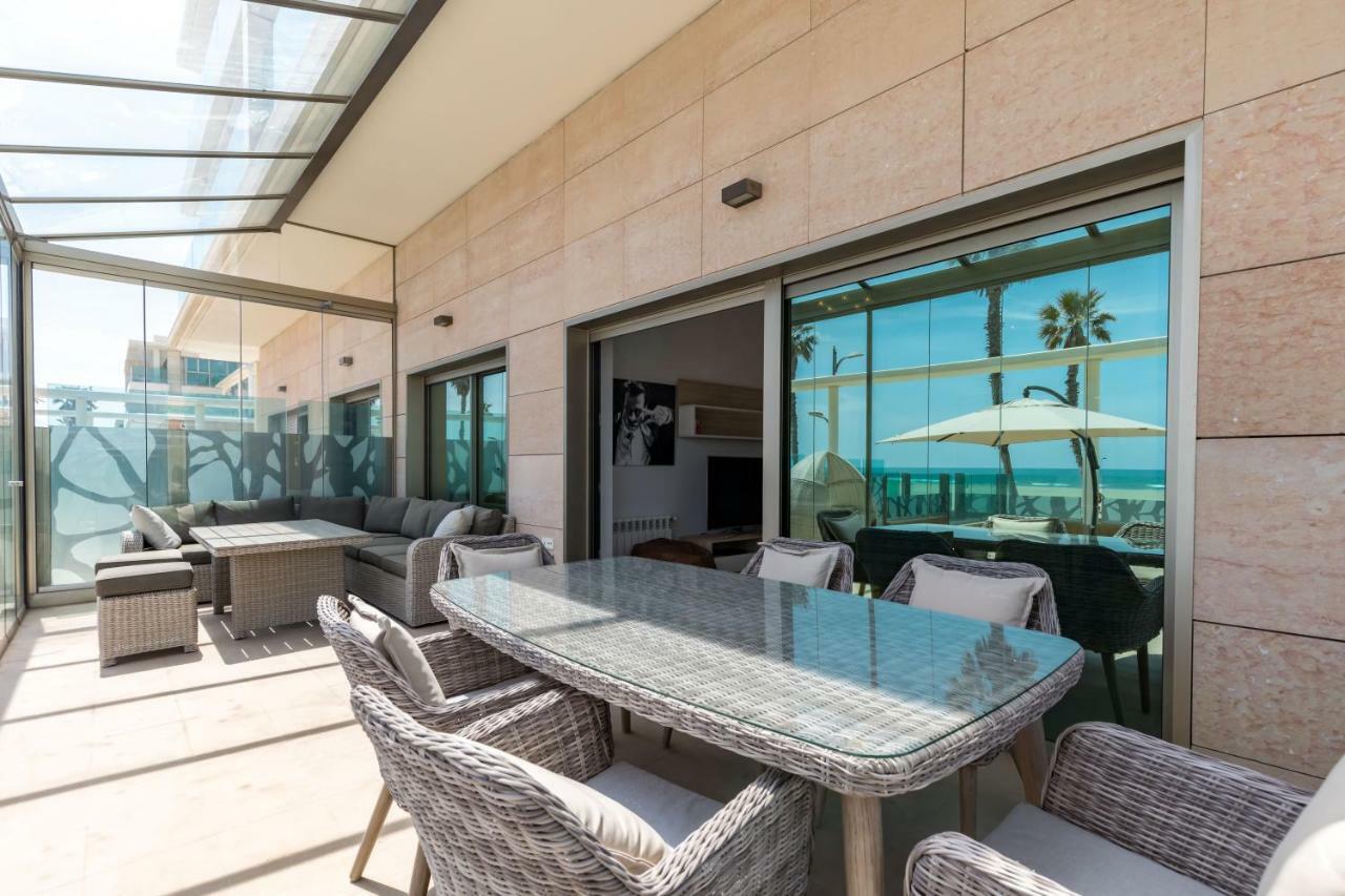 Luxury Beach Front Apartment With Pool Валенсия Экстерьер фото